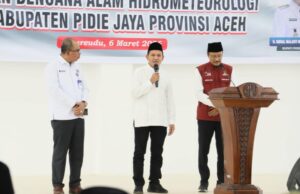 Ministro da Administração Interna e Ministro dos Assuntos Sociais transferem a primeira fase da assistência social de quase 900 mil milhões de IDR para comunidades afectadas por catástrofes Ministro da Administração Interna e Ministro dos Assuntos Sociais transferem a primeira fase da assistência social de quase 900 mil milhões de IDR para comunidades afectadas por catástrofes