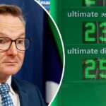 SMH PRIMEIRO. Chris Bowen MP fala aos repórteres numa conferência de imprensa para discutir questões de abastecimento de gasolina e diesel relacionadas com o conflito em curso no Irão. 13 de março de 2026. Foto: Max Mason-Hubers