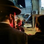 Esta imagem mostra edifícios danificados no local de um ataque com mísseis iranianos em Tel Aviv