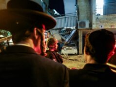 Mísseis acima, silêncio abaixo: a frente interna de Israel se mantém firme Esta imagem mostra edifícios danificados no local de um ataque com mísseis iranianos em Tel Aviv