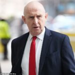 Mísseis foram disparados contra Chipre e as tropas britânicas quase falharam no Bahrein, enquanto o Irã atacava após os ataques de Donald Trump, revelou o secretário de Defesa, John Healey.