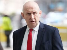 Mísseis disparados contra Chipre e ataques ‘erram por pouco’ as tropas britânicas no Bahrein enquanto o Irã ‘ataca’ após o ataque de Donald Trump – enquanto o nível de ameaça terrorista do Reino Unido está ‘sob revisão’ Mísseis foram disparados contra Chipre e as tropas britânicas quase falharam no Bahrein, enquanto o Irã atacava após os ataques de Donald Trump, revelou o secretário de Defesa, John Healey.