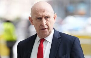 Mísseis disparados contra Chipre e ataques ‘erram por pouco’ as tropas britânicas no Bahrein enquanto o Irã ‘ataca’ após o ataque de Donald Trump – enquanto o nível de ameaça terrorista do Reino Unido está ‘sob revisão’ Mísseis foram disparados contra Chipre e as tropas britânicas quase falharam no Bahrein, enquanto o Irã atacava após os ataques de Donald Trump, revelou o secretário de Defesa, John Healey.