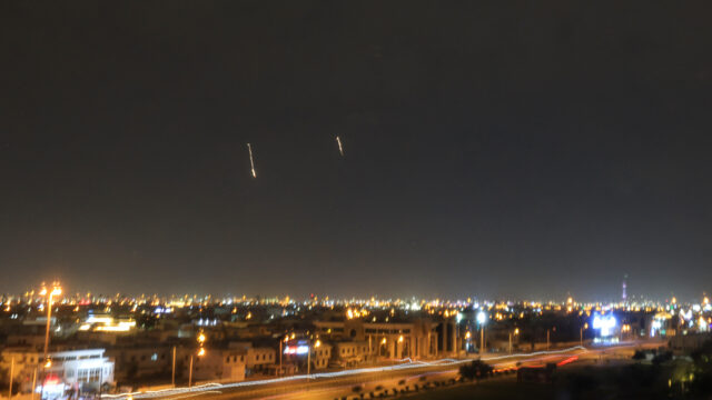 Míssil iraniano atinge base que abriga tropas dos EUA no Míssil iraniano atinge base que abriga tropas dos EUA no Catar