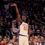 O atacante do New York Knicks, Mohamed Diawara (51), observa seu arremesso de três pontos.