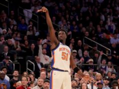Mohamed Diawara recupera seu lugar na hierarquia durante a vitória dos Knicks: ‘Não pestaneja’ O atacante do New York Knicks, Mohamed Diawara (51), observa seu arremesso de três pontos.