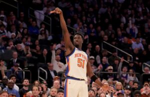 Mohamed Diawara recupera seu lugar na hierarquia durante a vitória dos Knicks: ‘Não pestaneja’ O atacante do New York Knicks, Mohamed Diawara (51), observa seu arremesso de três pontos.