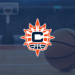 Mohegan venderá Connecticut Sun, já que a realocação de Houston está planejada para 2027. Logotipo de Connecticut Sun no fundo da quadra de basquete representando notícias de realocação da equipe WNBA e venda da franquia Mohegan para Houston