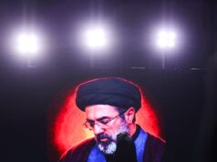 Mojtaba Khamenei ferido, mas ainda atuando como líder do Irã, diz fonte Um homem segura um cartaz com a imagem do novo líder supremo do Irã, Mojtaba Khamenei, com o falecido líder supremo iraniano, aiatolá Ali Khamenei, durante uma reunião para apoiar Mojtaba Khamenei, em meio ao conflito EUA-Israel com o Irã, em Teerã, Irã, 9 de março de 2026. (crédito: MAJID ASGARIPOUR/WANA (AGÊNCIA DE NOTÍCIAS DA ÁSIA OCIDENTAL) VIA REUTERS)