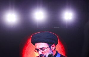 Mojtaba Khamenei ferido, mas ainda atuando como líder do Irã, diz fonte Um homem segura um cartaz com a imagem do novo líder supremo do Irã, Mojtaba Khamenei, com o falecido líder supremo iraniano, aiatolá Ali Khamenei, durante uma reunião para apoiar Mojtaba Khamenei, em meio ao conflito EUA-Israel com o Irã, em Teerã, Irã, 9 de março de 2026. (crédito: MAJID ASGARIPOUR/WANA (AGÊNCIA DE NOTÍCIAS DA ÁSIA OCIDENTAL) VIA REUTERS)