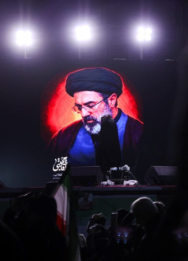 Um homem segura um cartaz com a imagem do novo líder supremo do Irã, Mojtaba Khamenei, com o falecido líder supremo iraniano, aiatolá Ali Khamenei, durante uma reunião para apoiar Mojtaba Khamenei, em meio ao conflito EUA-Israel com o Irã, em Teerã, Irã, 9 de março de 2026. (crédito: MAJID ASGARIPOUR/WANA (AGÊNCIA DE NOTÍCIAS DA ÁSIA OCIDENTAL) VIA REUTERS)