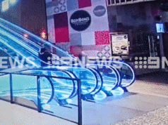 Momento arrepiante: mulher esfaqueada aleatoriamente na escada rolante de um shopping Clayton esfaqueando CCTV em 20 de março