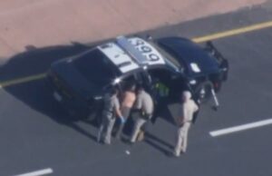 Momento bizarro, homem nu é preso na rodovia de Sacramento após acidente e tentativa de roubo de carro Policiais prendem uma pessoa ao lado de uma viatura.