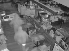 Momento chocante: bandidos com capuz saqueiam a livraria da Índia às 5 da manhã – enquanto o proprietário toma uma decisão difícil Imagens de segurança mostram duas figuras encapuzadas assaltando uma livraria.