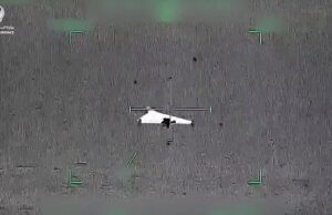 Momento em que as defesas aéreas dos Emirados Árabes Unidos gritam “alvo destruído” enquanto caçam drones iranianos O Ministério das Relações Exteriores dos Emirados Árabes Unidos divulgou imagens dramáticas das defesas aéreas do país caçando e atirando em drones iranianos. Na foto: Um drone iraniano alinhado na mira