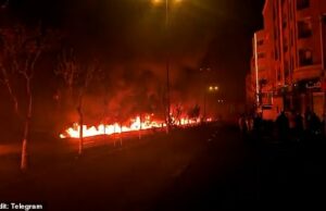 Momento em que canos de gás explodem, causando incêndio nas ruas de Teerã depois que ataques israelenses atingiram depósitos de petróleo Um ‘rio de fogo’ foi visto nas ruas de Teerã depois que ataques israelenses a depósitos de petróleo causaram a explosão de gasodutos