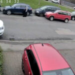 Momento em que carro bate em mulher muçulmana em plena luz do dia