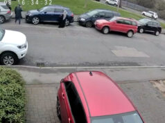 Momento em que carro bate em mulher muçulmana em plena luz do dia Momento em que carro bate em mulher muçulmana em plena luz do dia