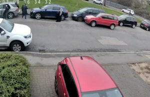 Momento em que carro bate em mulher muçulmana em plena luz do dia Momento em que carro bate em mulher muçulmana em plena luz do dia