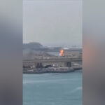 Momento em que drone iraniano atinge base naval dos Emirados Árabes Unidos