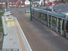 Momento em que motorista bêbado é flagrado dirigindo ao longo dos trilhos do bonde por um paramédico preocupado – que o arrasta para fora do carro Levi Gomez dirigiu ao longo da linha na parada de bonde University Boulevard de Nottingham