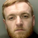 Jordan Peebles (foto), 32 anos, de Coventry, West Midlands, invadiu as bancas de jornal na Riley Square da cidade soldando uma grande faca de cozinha na última véspera de Natal