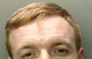 Momento em que o ladrão armado implora ‘tire-me daqui’ depois que um funcionário da loja o prendeu atrás de venezianas no meio da operação Jordan Peebles (foto), 32 anos, de Coventry, West Midlands, invadiu as bancas de jornal na Riley Square da cidade soldando uma grande faca de cozinha na última véspera de Natal