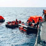 Pessoal da Marinha do Sri Lanka auxilia marinheiros iranianos durante uma operação de resgate após responder a um pedido de socorro de seu navio