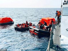 Momento em que sobreviventes de navio de guerra iraniano torpedeado são resgatados – enquanto OUTRA tripulação naval de Teerã precisa ser salva no Sri Lanka quando os motores do navio falham Pessoal da Marinha do Sri Lanka auxilia marinheiros iranianos durante uma operação de resgate após responder a um pedido de socorro de seu navio