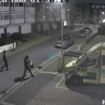 Três suspeitos encapuzados foram vistos se aproximando dos veículos de emergência antes de serem incendiados