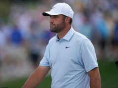 Momento furioso, Scottie Scheffler lança a bola no lago em um colapso impressionante após uma tacada perdida Scottie Scheffler sofreu um colapso surpreendente no Arnold Palmer Invitational na sexta-feira