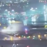 Imagens horríveis revelaram o momento em que um avião da Air Canada colidiu com um caminhão de bombeiros ao cruzar a pista do Aeroporto LaGuardia, espalhando um enorme jato de água e detritos pela pista quando o caminhão capotou.