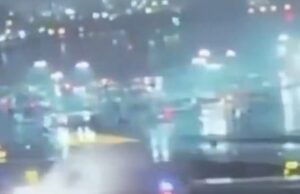 Momento horrível: avião da Air Canada atinge caminhão de bombeiros que cruzava a pista do Aeroporto LaGuardia ao pousar, matando os dois pilotos Imagens horríveis revelaram o momento em que um avião da Air Canada colidiu com um caminhão de bombeiros ao cruzar a pista do Aeroporto LaGuardia, espalhando um enorme jato de água e detritos pela pista quando o caminhão capotou.