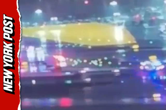 Momento terrível: avião bate em caminhão de bombeiros no aeroporto de LaGuardia
