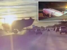 Momento terrível: barco em fuga atravessa o trânsito na principal rodovia de Los Angeles Momento terrível: barco em fuga atravessa o trânsito na principal rodovia de Los Angeles