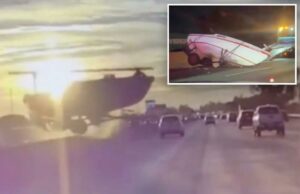 Momento terrível: barco em fuga atravessa o trânsito na principal rodovia de Los Angeles Momento terrível: barco em fuga atravessa o trânsito na principal rodovia de Los Angeles