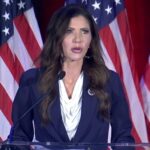 Este é o momento brutal em que Kristi Noem foi apresentada ao palco para elogiar as conquistas de Donald Trump apenas 20 minutos depois de ele anunciar sua demissão