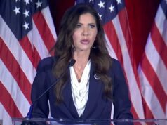 Momento torturante Kristi Noem apregoa a agenda de Trump no palco poucos minutos depois de ele a despedir Este é o momento brutal em que Kristi Noem foi apresentada ao palco para elogiar as conquistas de Donald Trump apenas 20 minutos depois de ele anunciar sua demissão