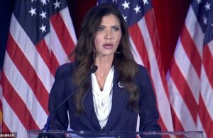 Momento torturante Kristi Noem apregoa a agenda de Trump no palco poucos minutos depois de ele a despedir Este é o momento brutal em que Kristi Noem foi apresentada ao palco para elogiar as conquistas de Donald Trump apenas 20 minutos depois de ele anunciar sua demissão