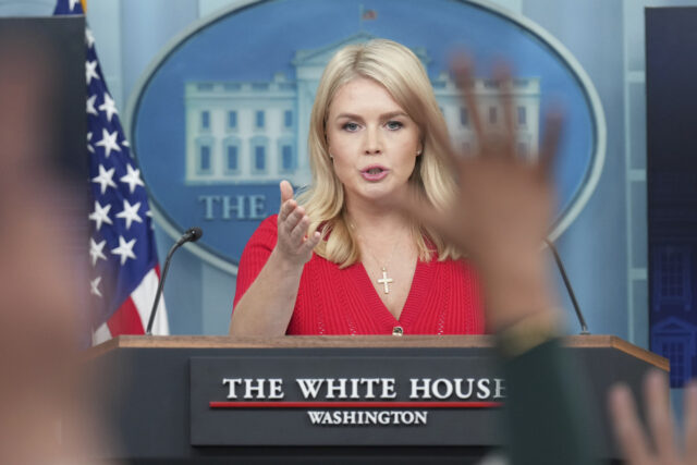 Momentos depois de orar, Karoline Leavitt se gaba de ter matado iranianos
