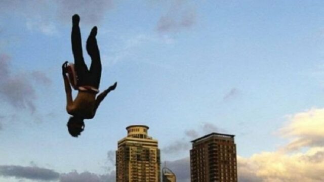 Momentos em que visitantes do PIM 2 levaram choque com homem que caiu do 3º andar, CCTV revelou os seus movimentos
