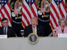 ‘Morto em junho’: Trump fica boquiaberto ao revelar o ‘diagnóstico terminal’ do republicano durante a coletiva de imprensa do Kennedy Center O presidente dos EUA, Donald Trump, ladeado pelo presidente da Câmara, Mike Johnson (R-LA), e pela chefe de gabinete da Casa Branca, Susie Wiles, fala durante um almoço com os membros do conselho do Kennedy Center na Sala Leste da Casa Branca em Washington, DC, EUA, 16 de março de 2026. REUTERS/Jonathan Ernst (REUTERS)