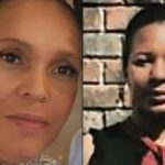 Elise Skillen e Savannah Holm-Aderemi estão sentadas uma ao lado da outra, numa sala revestida de painéis, com uma luz amarela brilhando contra a parede. Skillen está vestindo uma jaqueta jeans e Holm-Aderemi está com uma jaqueta vermelha e um lenço estampado no pescoço. Ambos usam fitas rosa em homenagem a Fiona Holm