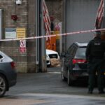 Fita do Serviço de Polícia da Irlanda do Norte (PSNI) perto da delegacia de polícia em Lurgan, Co Armagh, depois que um motorista de entrega foi ameaçado sob a mira de uma arma e forçado a dirigir seu carro com um objeto dentro até a delegacia de polícia da cidade, gerando um alerta de segurança (Liam McBurney/PA Wire)