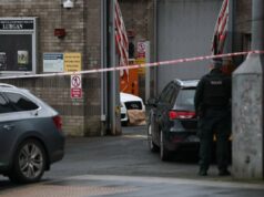 Motorista de entrega é forçado sob a mira de uma arma a levar objeto para delegacia Fita do Serviço de Polícia da Irlanda do Norte (PSNI) perto da delegacia de polícia em Lurgan, Co Armagh, depois que um motorista de entrega foi ameaçado sob a mira de uma arma e forçado a dirigir seu carro com um objeto dentro até a delegacia de polícia da cidade, gerando um alerta de segurança (Liam McBurney/PA Wire)