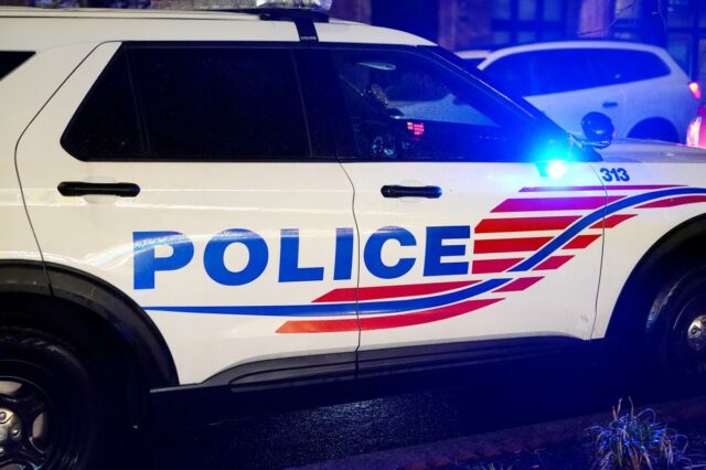 Motorista é detido após van passar por barricada na Casa Branca
