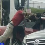 Dois motoristas de caminhão reagiram depois que homens armados tentaram roubar seu veículo no estacionamento de um posto de gasolina em Melbourne.