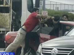 Motoristas de caminhão lutam contra ladrões de carros armados em posto de gasolina de Melbourne Dois motoristas de caminhão reagiram depois que homens armados tentaram roubar seu veículo no estacionamento de um posto de gasolina em Melbourne.