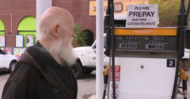 Motoristas migram para pequenos mercados de produtores que vendem o combustível mais barato da cidade
