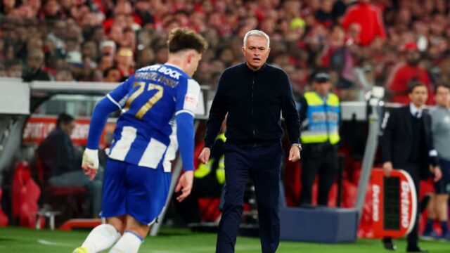 Mourinho diz que foi chamado de 'traidor' depois de ser expulso durante o espectacular derby Benfica-Porto
